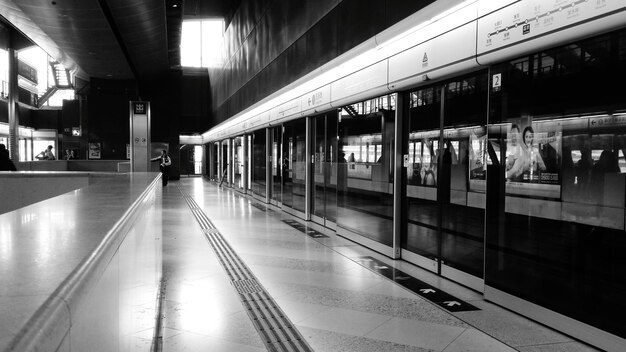 Foto blick auf den abgeschnittenen zug am bahnhof