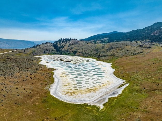 Blick auf den alkalischen Salzsee Spotted Lake in Osoyoos im Tal in British Columbia, Kanada