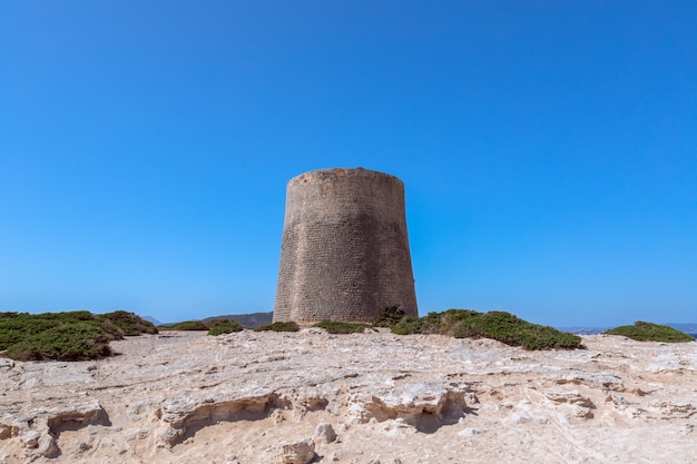 Blick auf den alten Aussichtsturm in Ibiza, Spanien