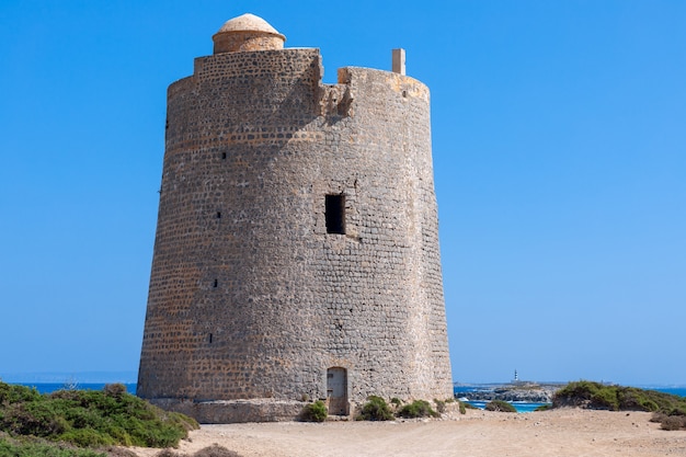 Blick auf den alten Aussichtsturm in Ibiza, Spanien