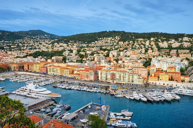 Blick auf den alten Hafen von Nizza mit Yachten Frankreich