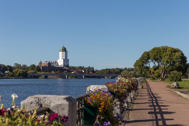 Blick auf den alten Steinturm von Olaf aus dem Mittelalter, der vor dem Fluss steht