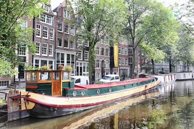 Blick auf den Amsterdamer Kanal mit Booten, Niederlande