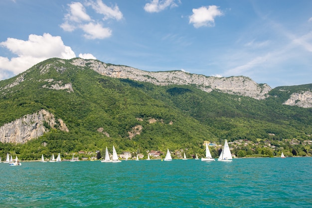 Blick auf den Annecy-See in den französischen Alpen