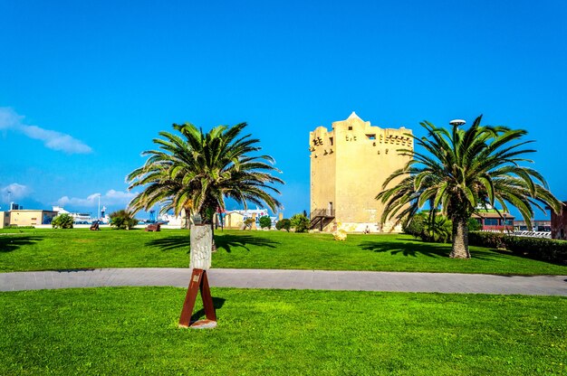 Blick auf den aragonesischen Turm im Hafen von Porto Torres