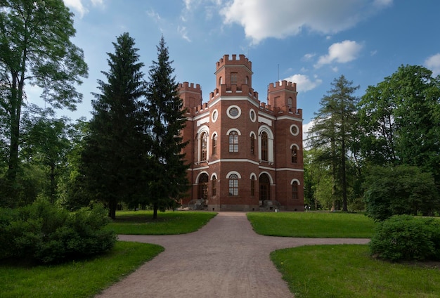 Blick auf den Arsenal-Pavillon im Alexander-Park von Tsarskoye Selo an einem sonnigen Sommertag Puschkin St. Petersburg Russland