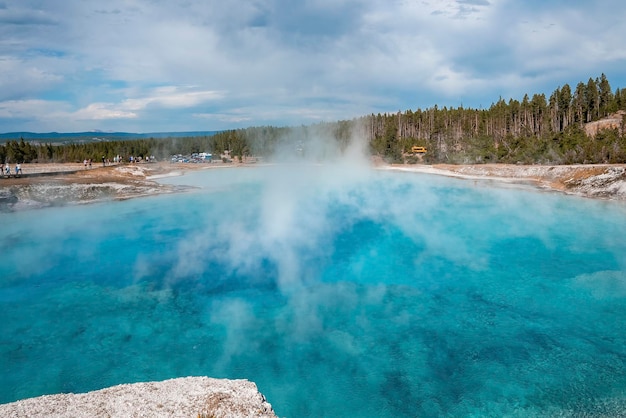 Blick auf den Ausbruch des Excelsior-Geysirs im Wald im Yellowstone-Nationalpark