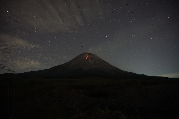 Blick auf den Ausbruch eines Vulkans bei Nacht