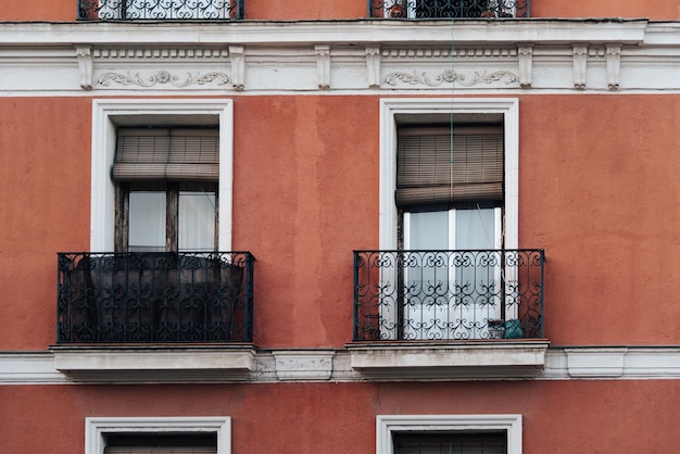 Blick auf den Balkon mit dem Gebäude