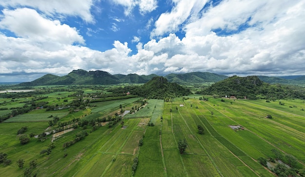 Blick auf den Bauernhof von der Luftdrohne, die mit Blick auf die Berge von der lokalen Landschaft fliegt