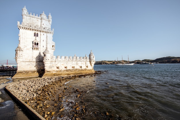 Blick auf den befestigten Turm von Belem an der Küste der Stadt Lissabon während des Sonnenuntergangs in Portugal