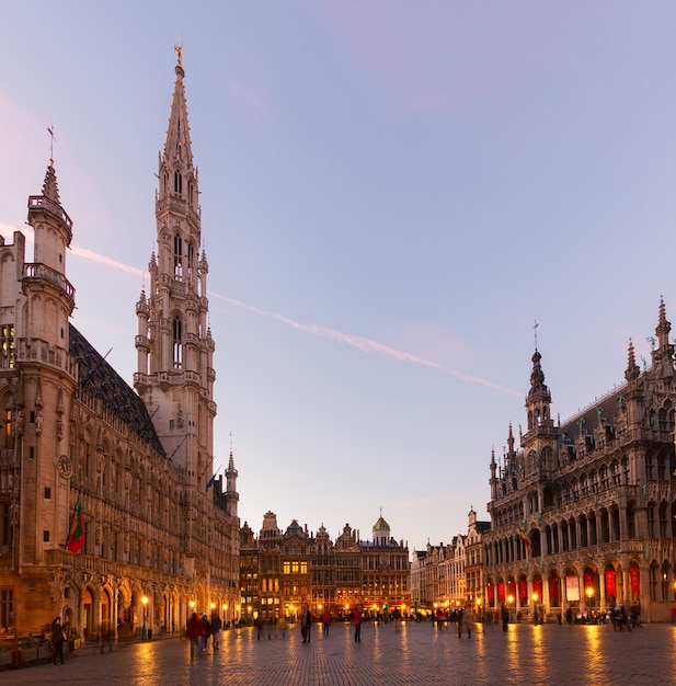 Blick auf den beleuchteten Stadtplatz Grand Place bei Nacht, Brüssel, Belgien?