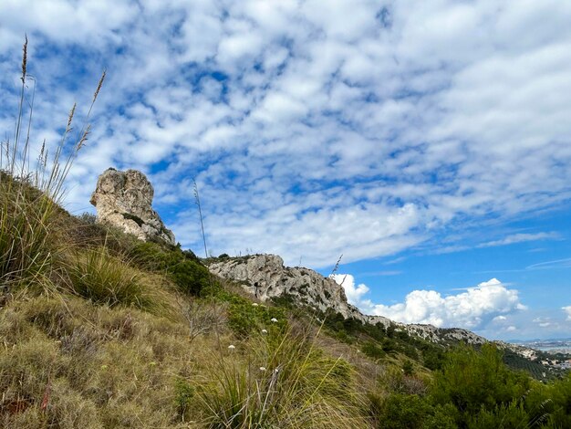 Blick auf den Berg an einem sonnigen Tag auf Sardinien, Italien