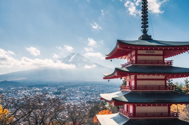 Blick auf den Berg Fuji mit der Chureito-Pagode im Herbst