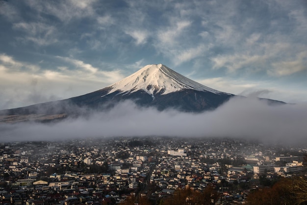 Blick auf den Berg Fuji und das Stadtbild gegen den Himmel