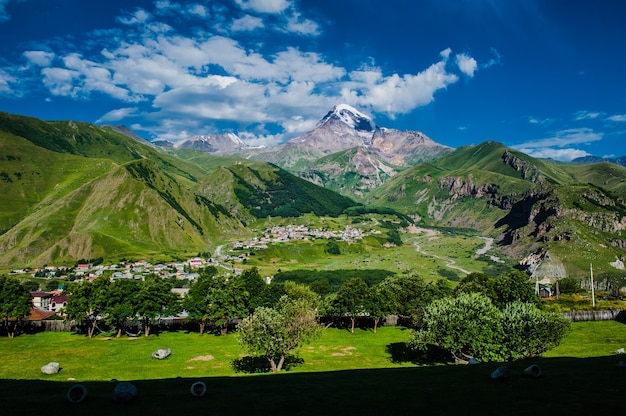 Blick auf den Berg Kazbek von der Stadt Stepantsminda in Georgien bei gutem Wetter zum Klettern. Es ist ein ruhender Stratovulkan und einer der wichtigsten Berge des Kaukasus.