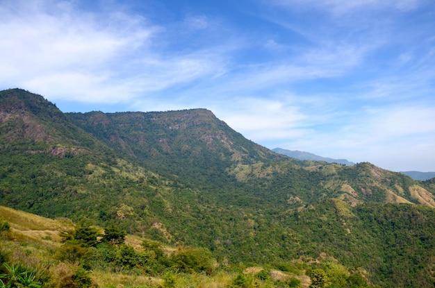 Blick auf den Berg Khao Kho in der Nähe von Wat Pha Sorn Kaew in Khao Kor Phetchabun in Nord-Zentral-Thailand