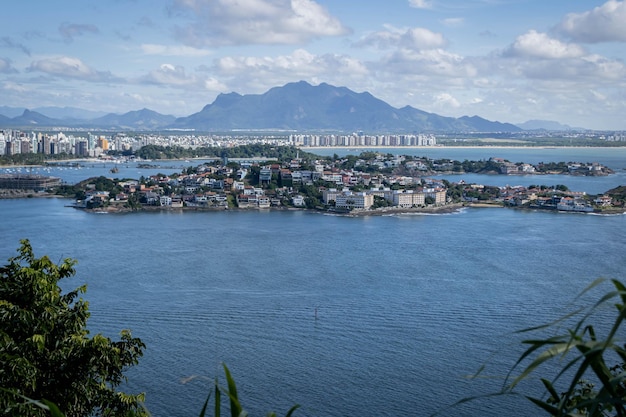 Blick auf den Berg „Mestre Alvaro“ und die Bucht von Vitoria vom Gipfel des Morro do Moreno Espírito Santo, Brasilien