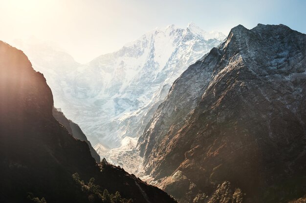 Blick auf den Berg Thamserku von Tengboche bei Sonnenaufgang. Himalaya-Gebirge, Khumbu-Tal, Everest-Region, Nepal