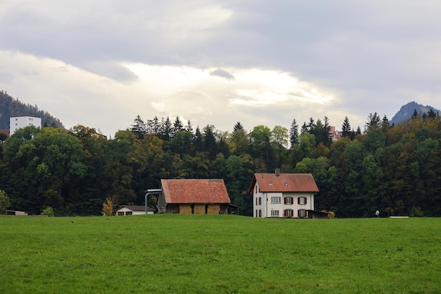 Blick auf den Berg- und Naturpark in der Herbstsaison in der Schweiz