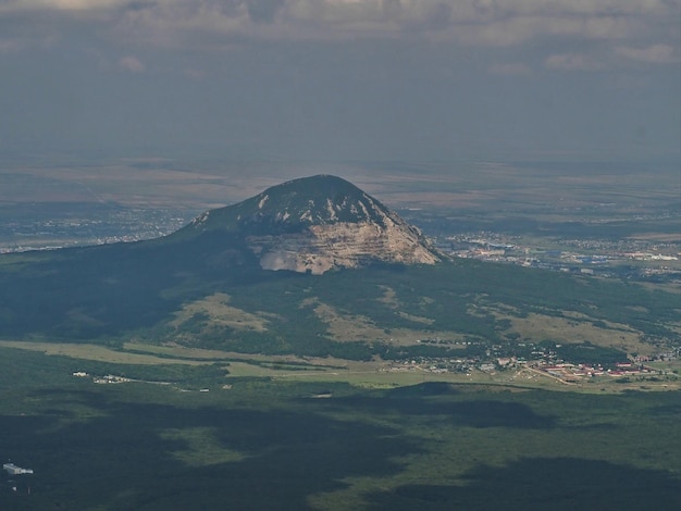 Blick auf den Berg Zheleznaya vom Berg Beshtau. Pjatigorsk, Russland.