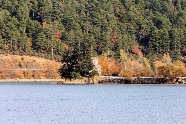 Blick auf den Bergsee im Herbst