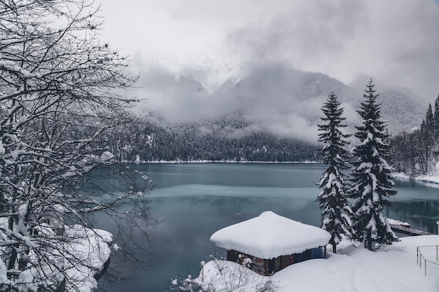 Blick auf den Bergsee im Schnee