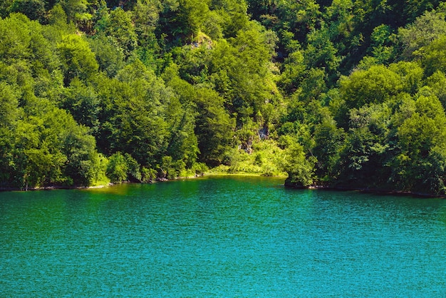 Foto blick auf den bergsee maralgol in aserbaidschan