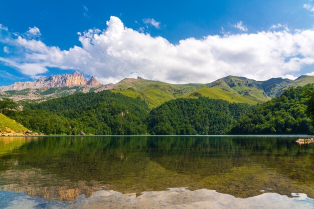 Blick auf den Bergsee MaralGol in Aserbaidschan