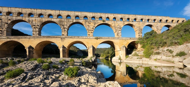 Blick auf den berühmten alten römischen Aquädukt Pont du Gard in Frankreich