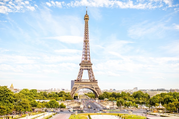 Blick auf den berühmten Eiffelturm auf dem Hintergrund des blauen Himmels in Paris