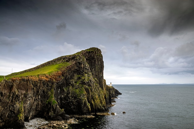 Blick auf den berühmten neist point lighthouse neben der klippe auf der isle of skye. schottland