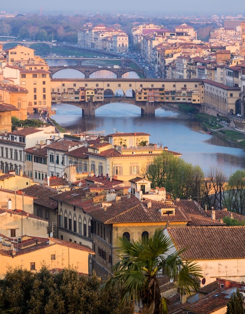 Blick auf den berühmten Ponte Vecchio in Florenz