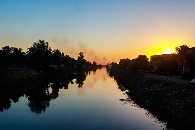 Blick auf den Bewässerungskanal bei Sonnenuntergang in Ägypten