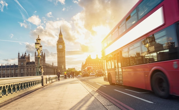 Blick auf den Big Ben und die Houses of Parliament mit rotem Bus bei Sonnenuntergang in London. ideal für Webseiten und Zeitschriftenlayouts