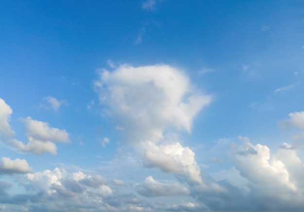 Blick auf den blauen Himmel und den weißen Wolkenhintergrund