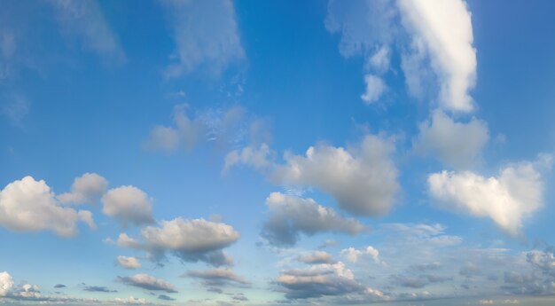 Blick auf den blauen Himmel und den weißen Wolkenhintergrund