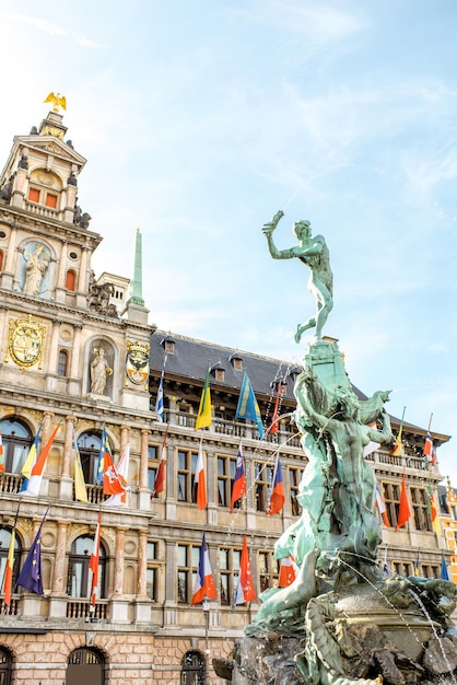 Blick auf den Brabo-Brunnen mit Rathaus im Hintergrund im Stadtzentrum von Antwerpen, Belgien