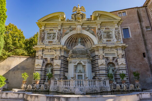 Blick auf den Brunnen der Orgel in der Villa d'Este in Tivoli, Italien