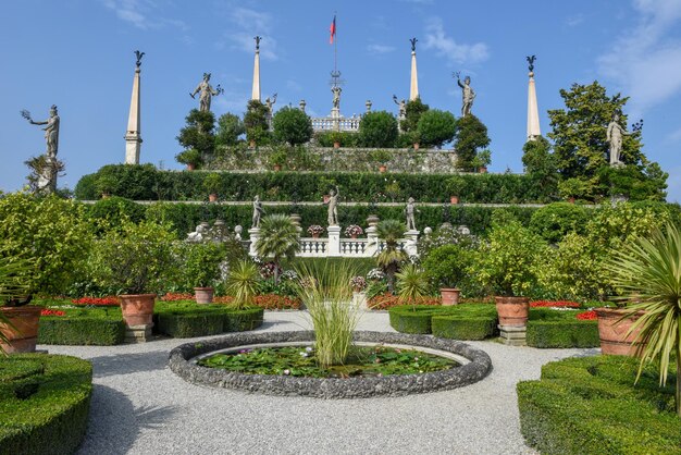 Foto blick auf den brunnen im park