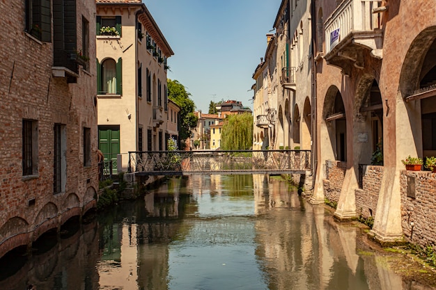 Blick auf den Buranelli-Kanal in Treviso in Italien an einem sonnigen Tag