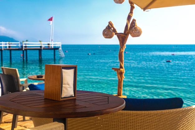 Blick auf den Cafébereich am Strand von Kemer in der Türkei