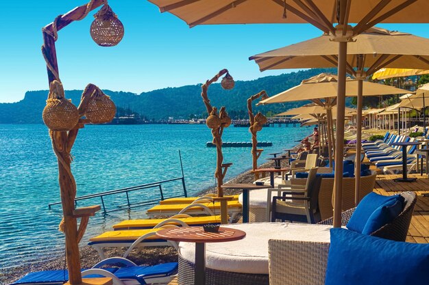 Blick auf den Cafébereich am Strand von Kemer in der Türkei