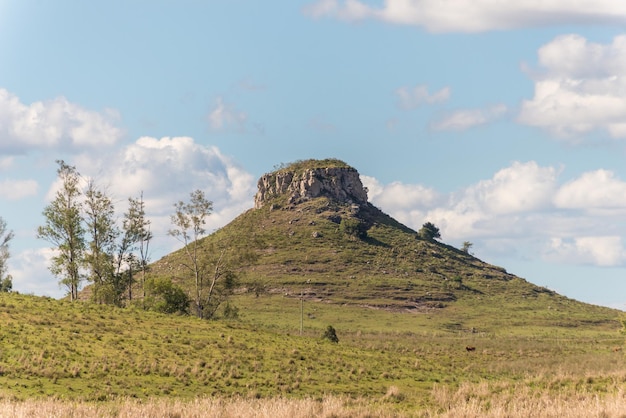 Blick auf den Cerro Batovi von der Straße aus mit bewölktem Himmel im Hintergrund