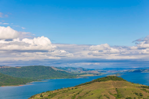 Blick auf den Chavantes-Staudamm vom Hawk Hill. Stadt Ribeirão Claro, Parana, Brasilien