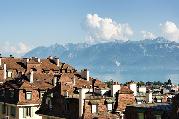 Blick auf den Chemin de Mornex und die Alpen von der Esplanade de Montbenon in Lausanne, Schweiz.
