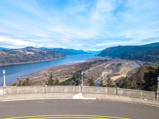 Blick auf den Columbia River von der Straße zu den Multnomah Falls in Oregon, USA