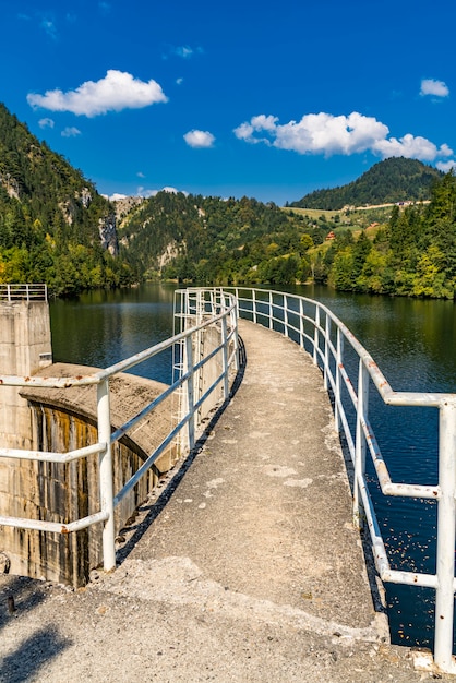 Blick auf den Damm am Zaovine-See in Serbien