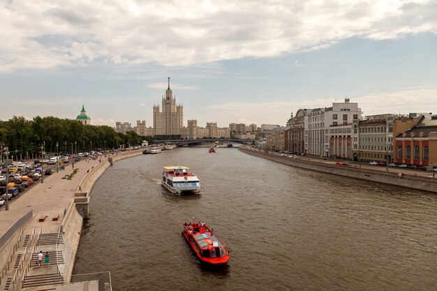 Blick auf den Damm der Moskwa und das Hotel Ukraine in Moskau. Blick von der Aussichtsbrücke des Zaryadye Parks