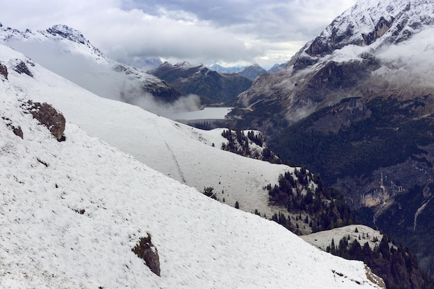 Blick auf den Damm in den Dolomiten, Italien.